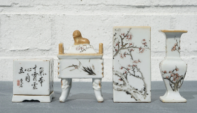 Huit objets de lettr&eacute;s en porcelaine de Chine qianjiang cai, marque de You Shi, 19/20&egrave;me